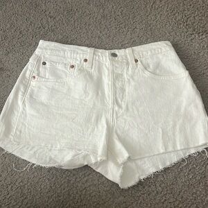 Levi’s 501 shorts in white size 27